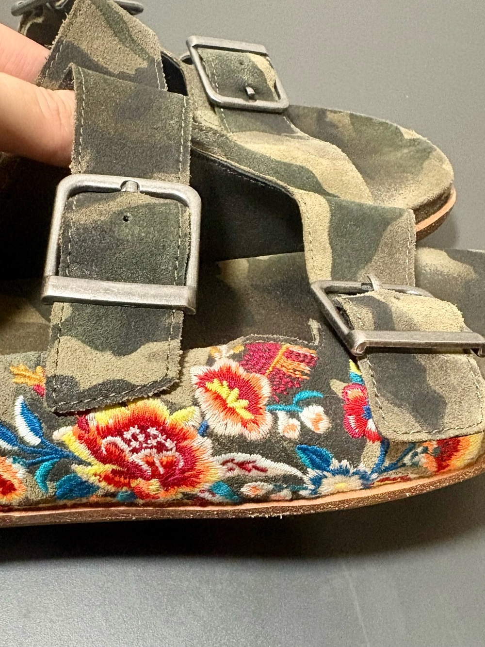 JOHNNY WAS Camo Embroidered Buckle Slide Sandals - Picture 5 of 8